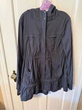 Lululemon Apres Practice Anorak jacket in the "Coal" colorway.